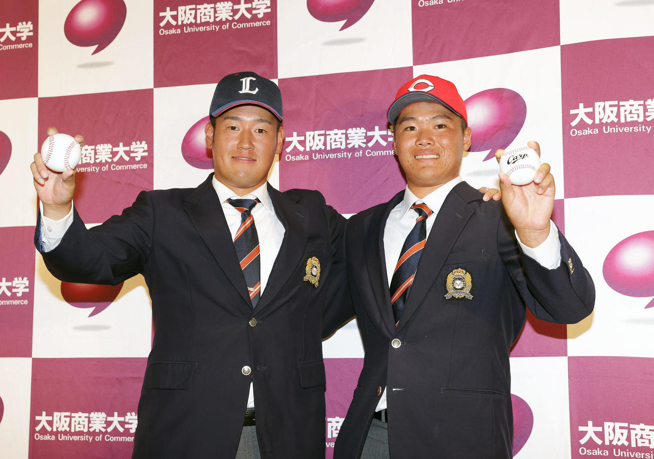 肩を組み笑顔を見せる、西武から2位指名を受けた大商大・上田（左）と広島から2位指名を受けた高（撮影・前田充）