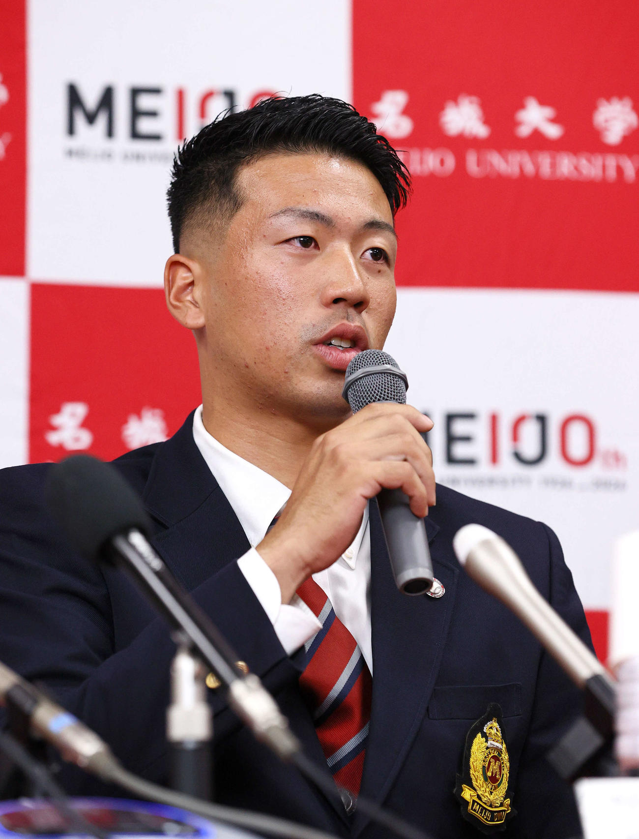 DeNAからドラフト2位指名を受け、喜びを語る名城大の松本（撮影・上山淳一）