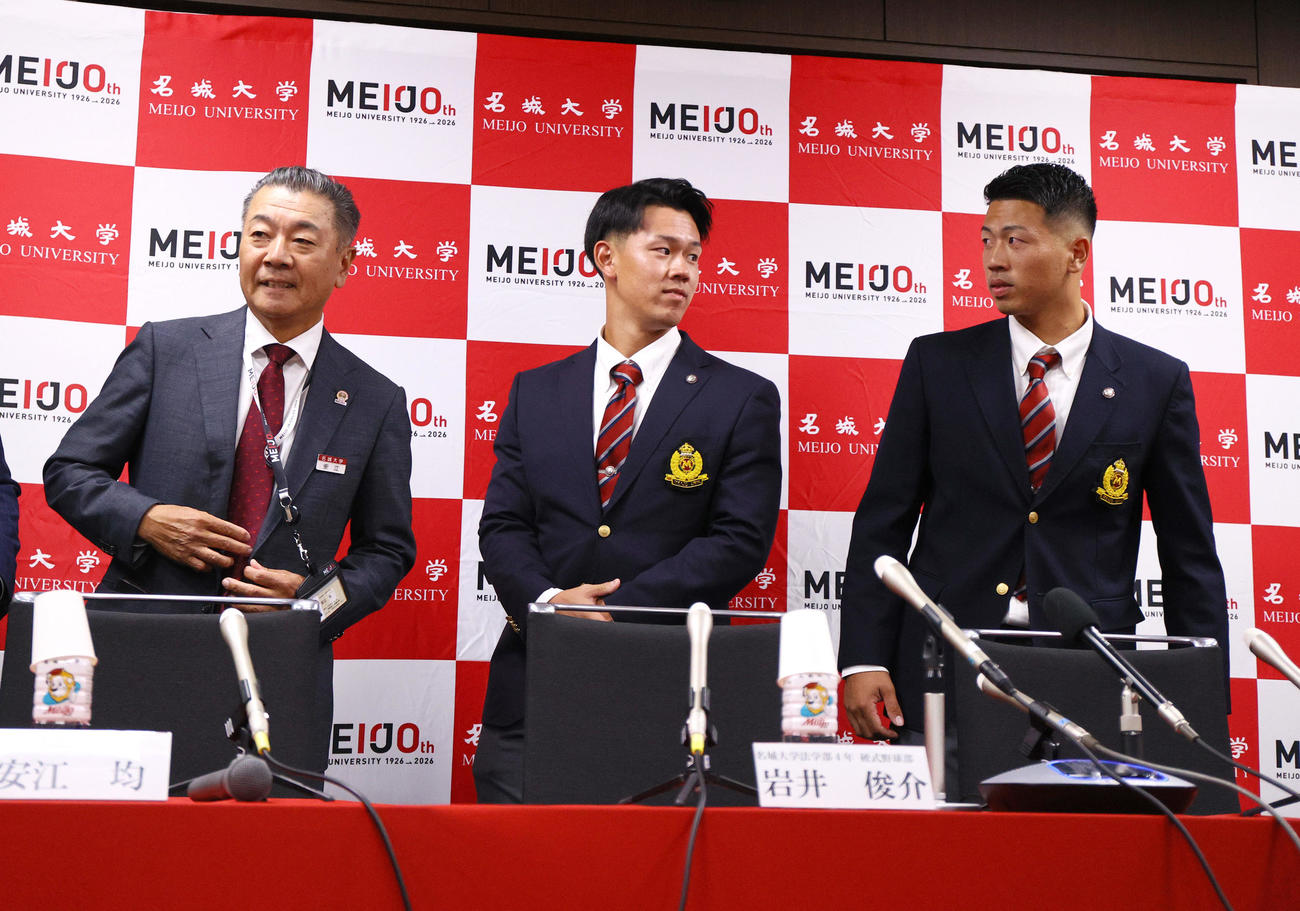 会見場に入るソフトバンク2位指名の名城大の岩井（中央）とDeNA2位の名城大の松本。左は名城大の安江監督（撮影・上山淳一）