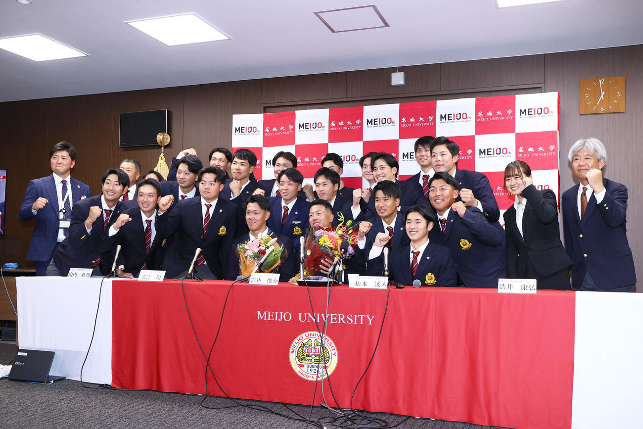 仲間と記念撮影に収まるソフトバンク2位の名城大の岩井とDeNA2位の名城大の松本（撮影・上山淳一）