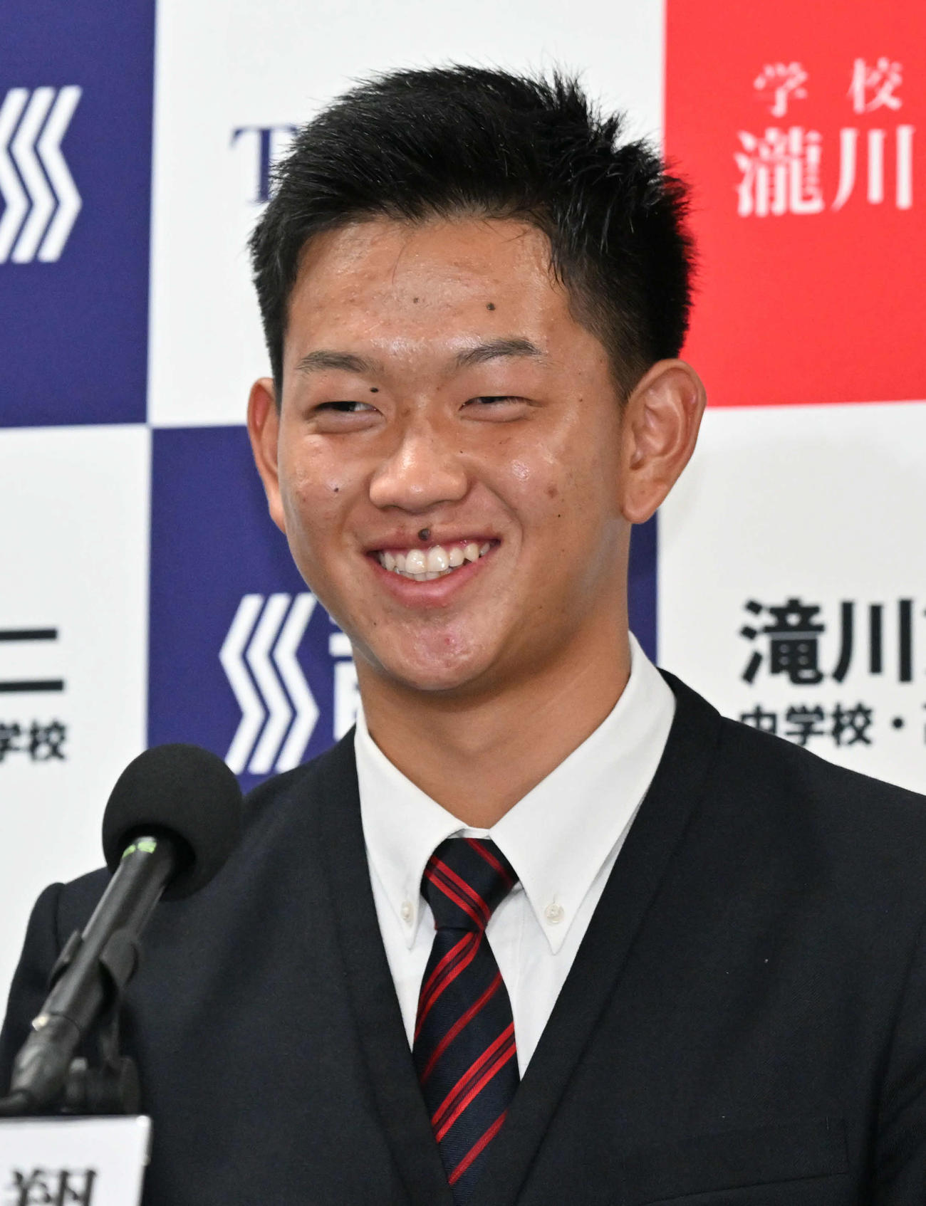 楽天に2位で指名され会見をする滝川第二高等学校の坂井陽翔（撮影・石井愛子）