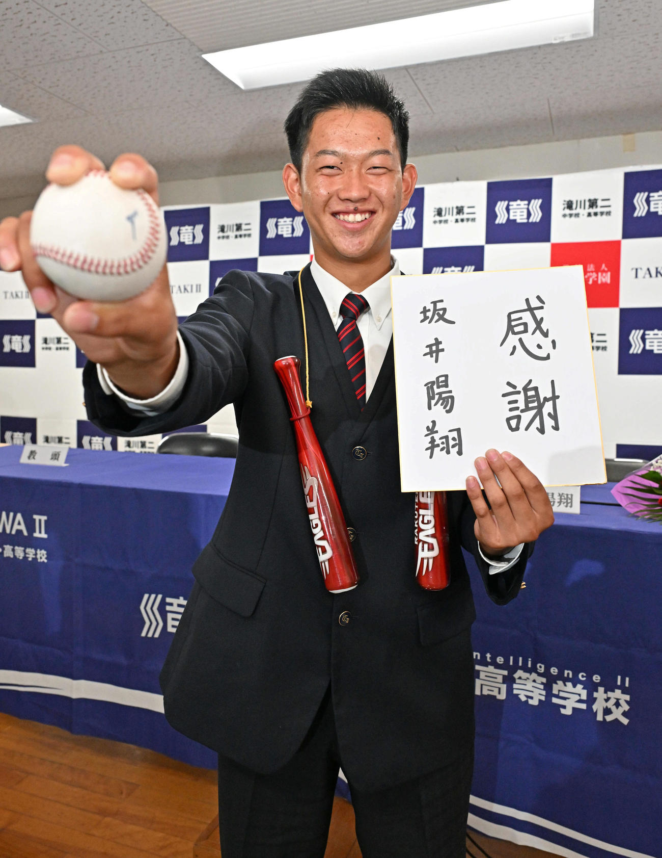 楽天に2位で指名され日頃大事にしている言葉を書いた色紙を手にポーズを決める滝川第二高等学校の坂井陽翔（撮影・石井愛子）