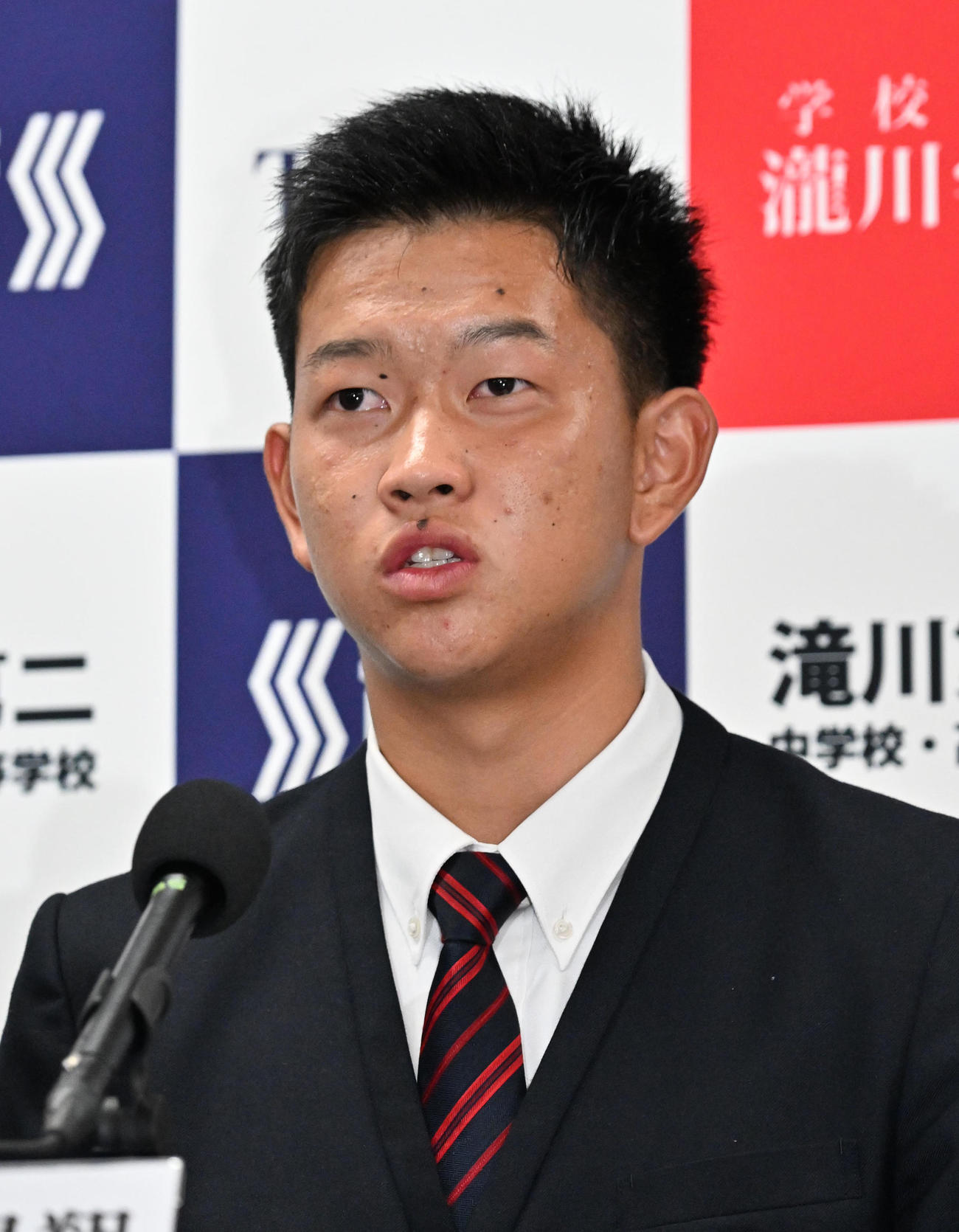 楽天に2位で指名され会見をする滝川第二高等学校の坂井陽翔（撮影・石井愛子）