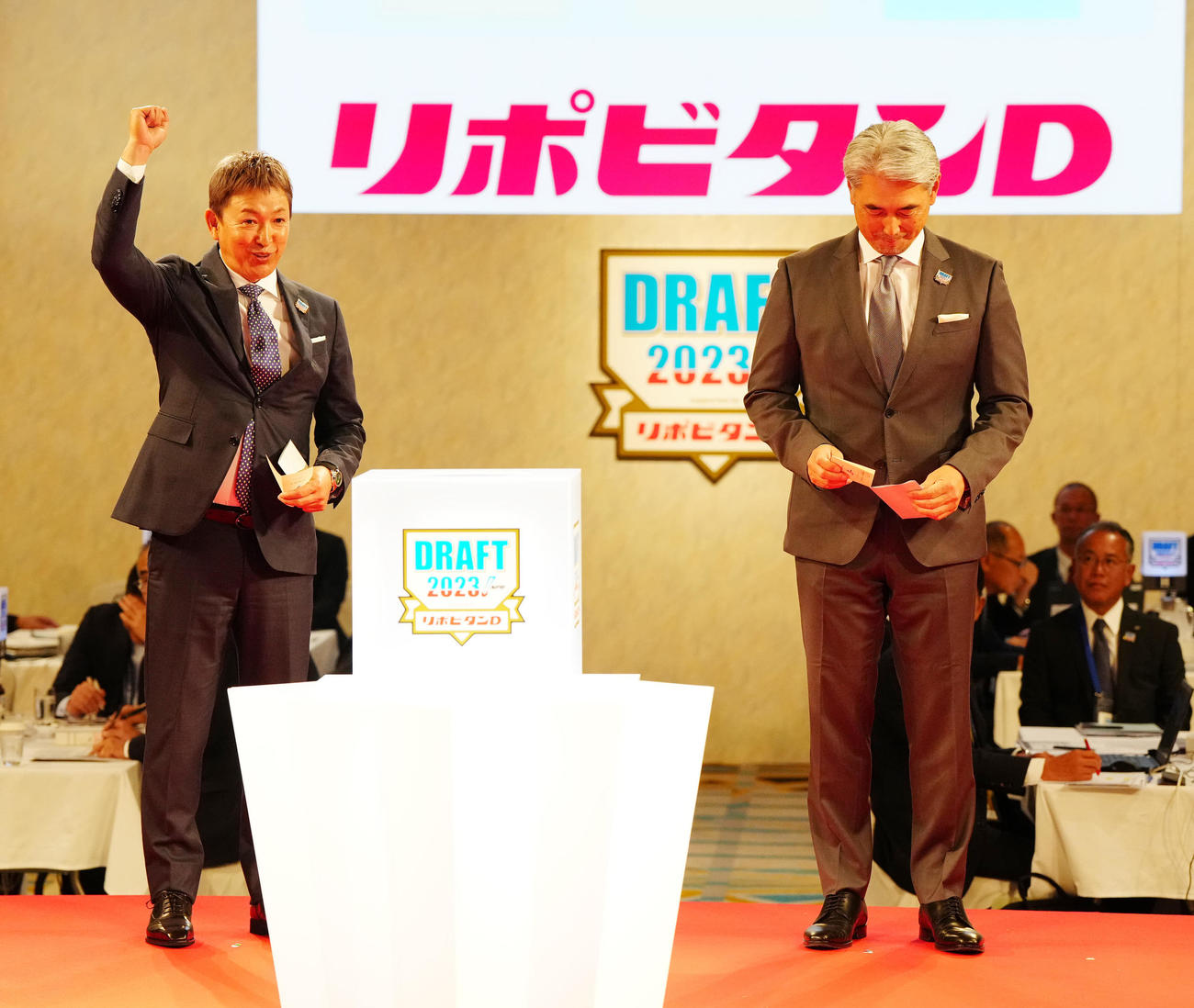 プロ野球ドラフト会議で亜大・草加の交渉権を獲得し、ガッツポーズの中日立浪監督（左）。右はロッテ吉井監督（撮影・江口和貴）