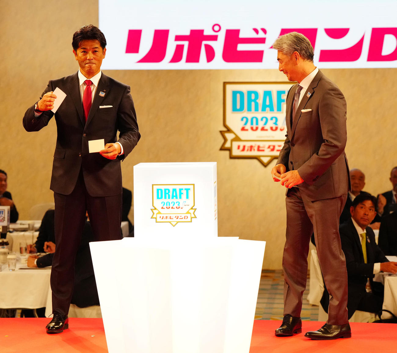日本ハム稲葉GM（左）がくじを引き、東洋大・細野の交渉権を獲得。右はロッテ吉井監督（撮影・江口和貴）