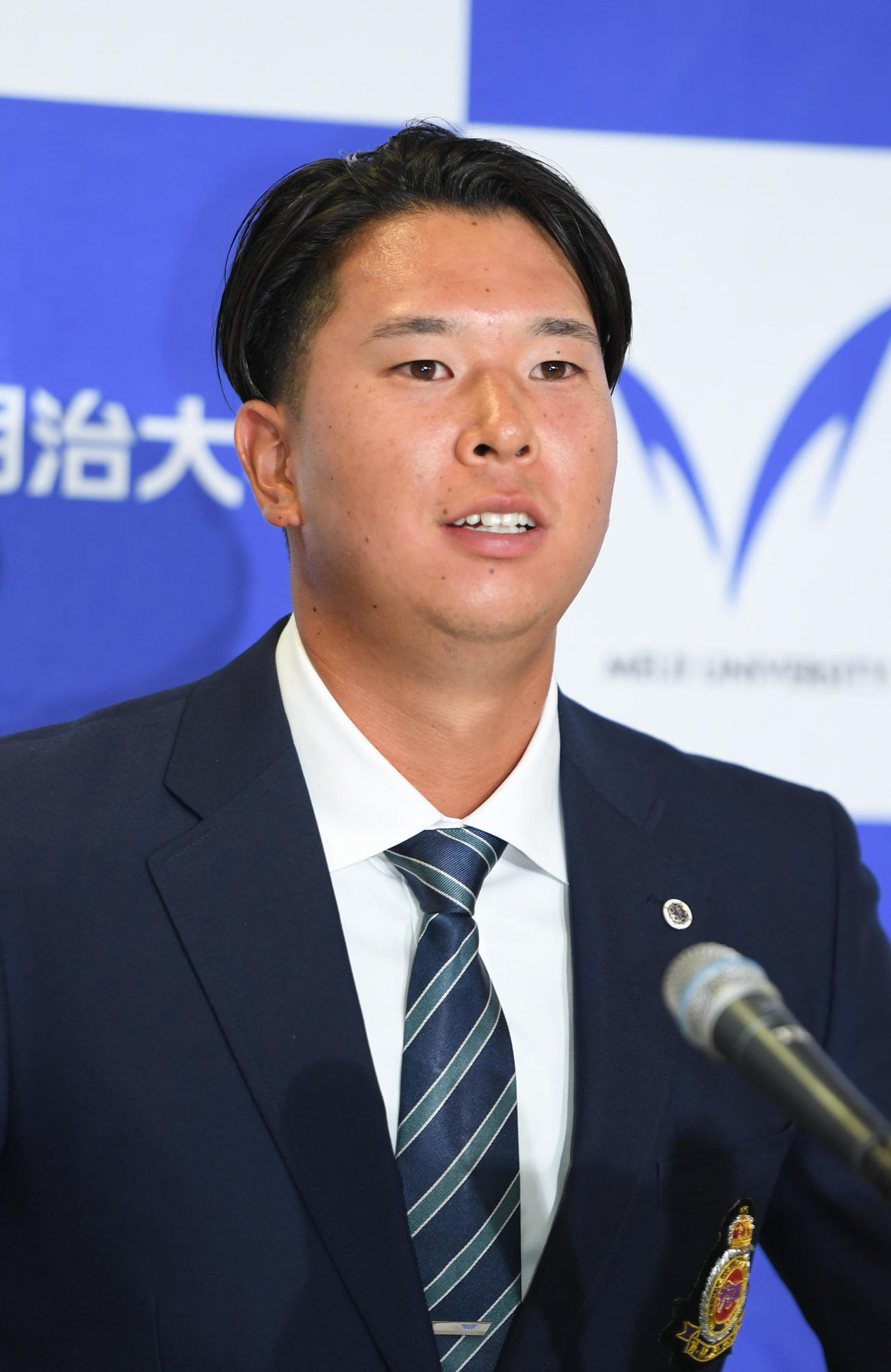 ロッテ1位指名に笑顔で会見する明大・上田（撮影・柴田隆二）