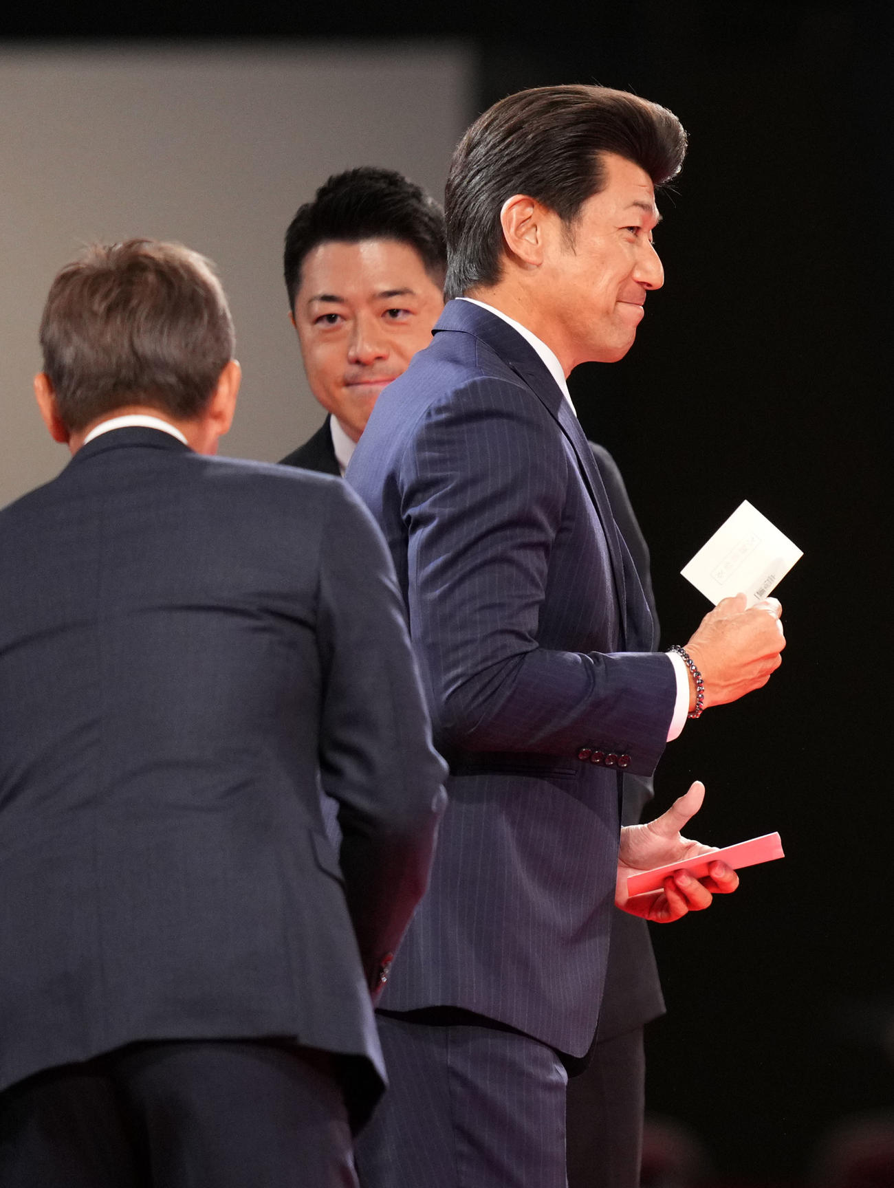 ENEOS度会の交渉権を獲得し笑顔を見せるDeNA三浦監督（右）（撮影・横山健太）