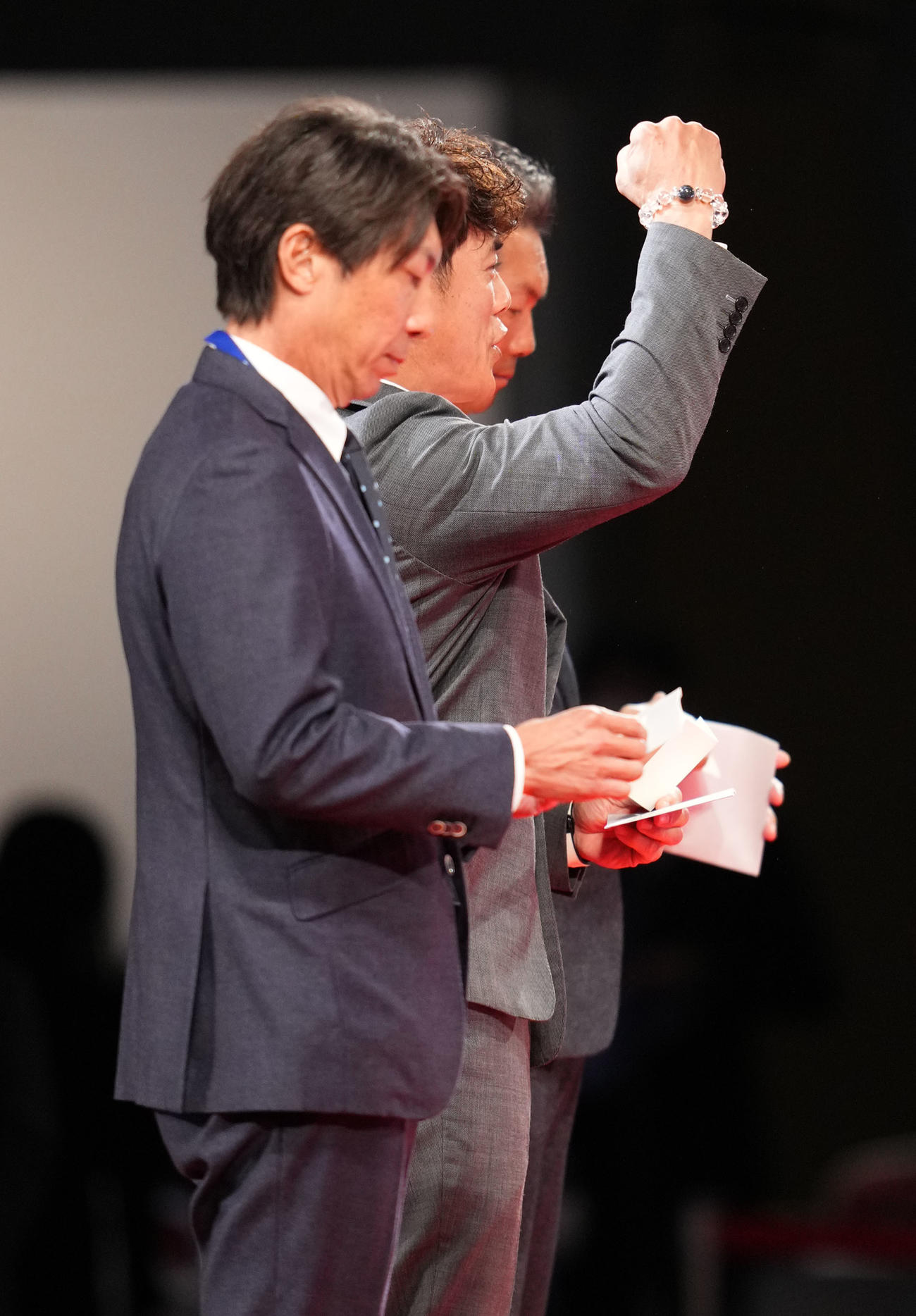 国学院大・武内の交渉権を獲得しガッツポーズの西武松井稼頭央。左はヤクルト高津監督、右は小久保監督（撮影・横山健太）