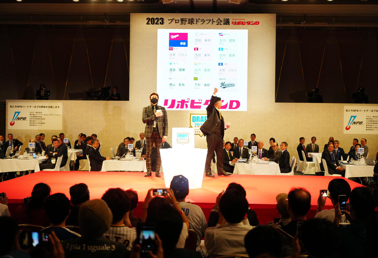 プロ野球ドラフト会議で中大・西舘の交渉権を獲得し、ガッツポーズを見せる巨人阿部監督。左は日本ハム新庄監督（撮影・江口和貴）