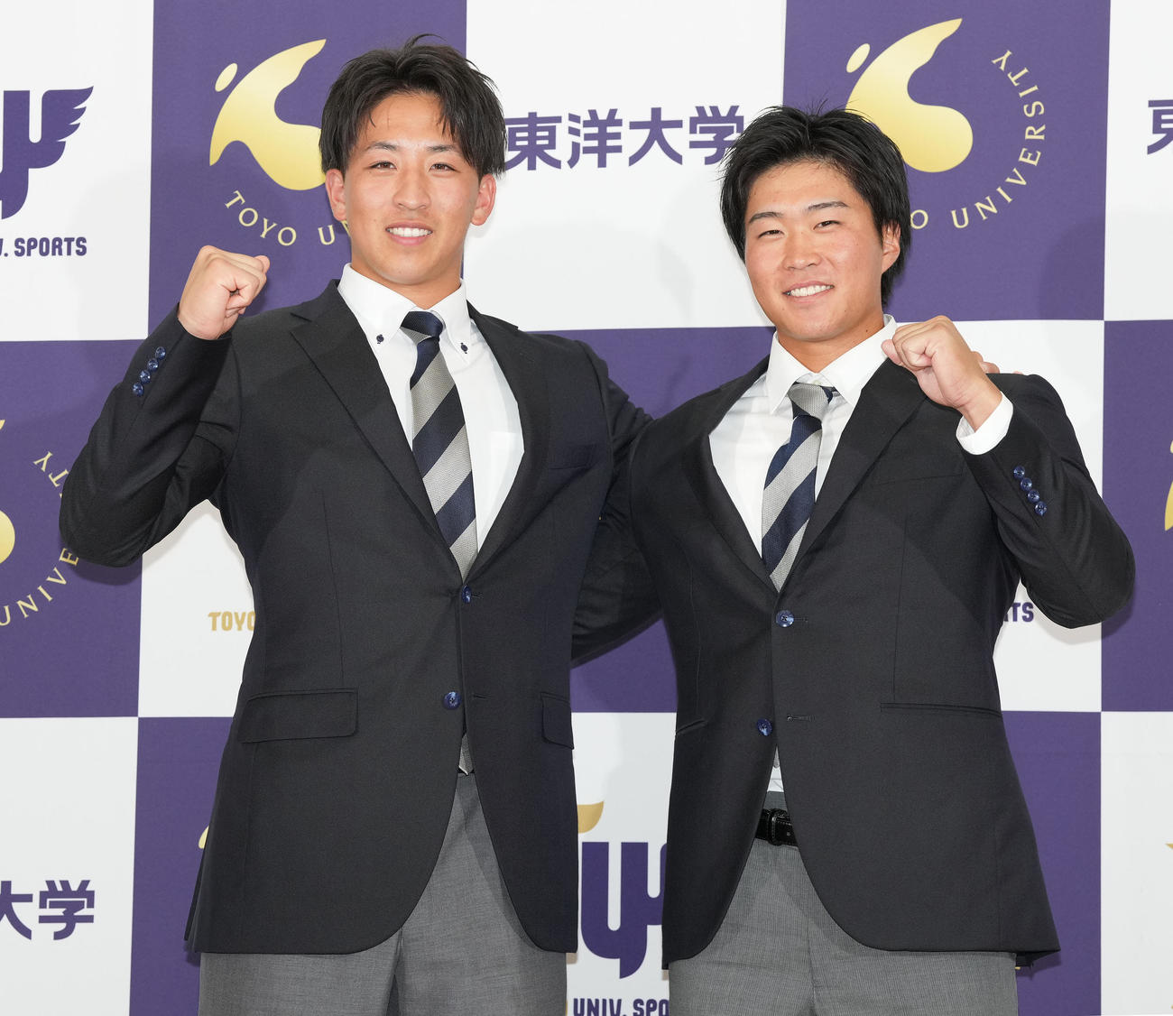 日本ハムにドラフト1位指名された東洋大・細野（左）とDeNAにドラフト4位で指名された石上は笑顔でガッツポーズ（撮影・鈴木みどり）