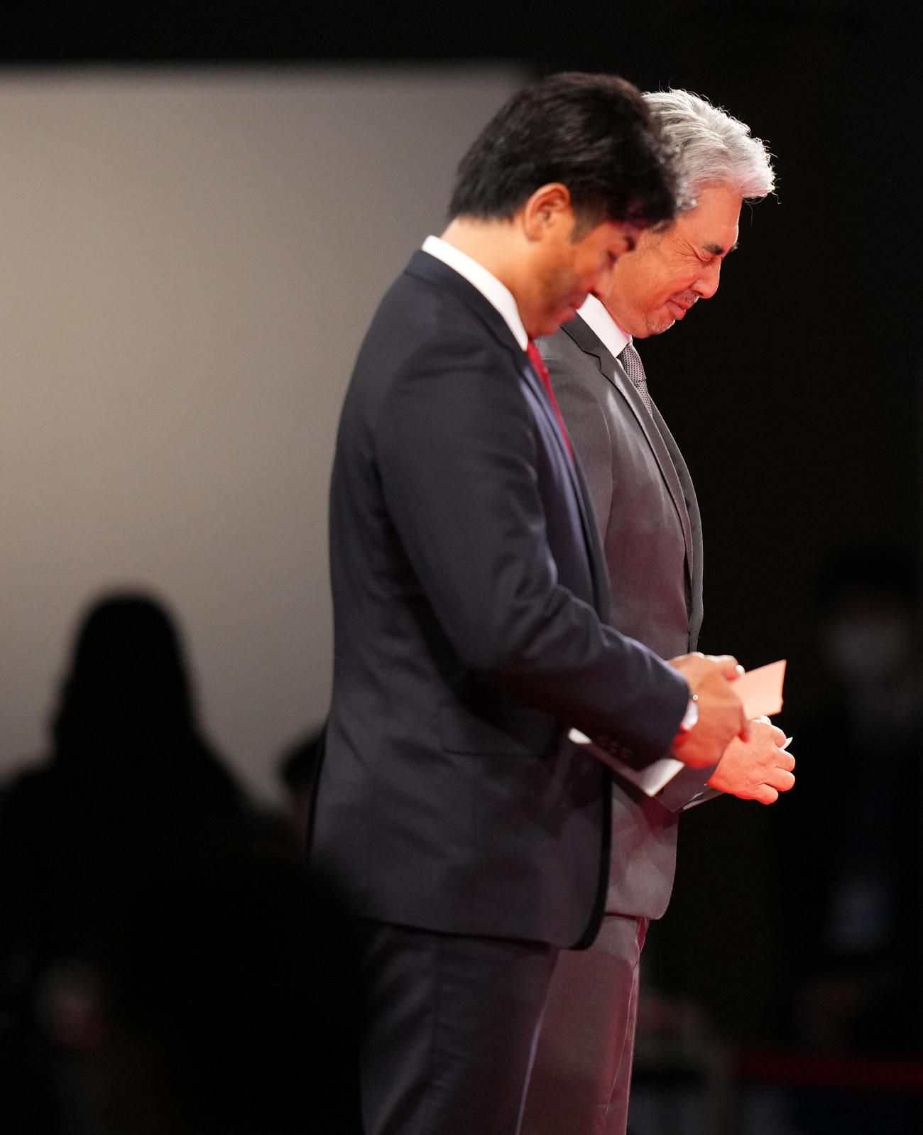東洋大・細野晴希への交渉権を獲得できず悔しがるロッテ吉井監督。左は日本ハム稲葉GM（撮影・横山健太）