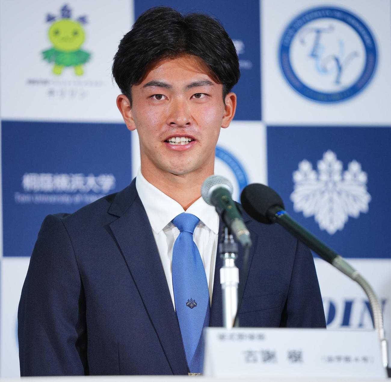 楽天から1位指名を受けた桐蔭横浜大・古謝は笑顔で記者の質問に答える（撮影・垰建太）