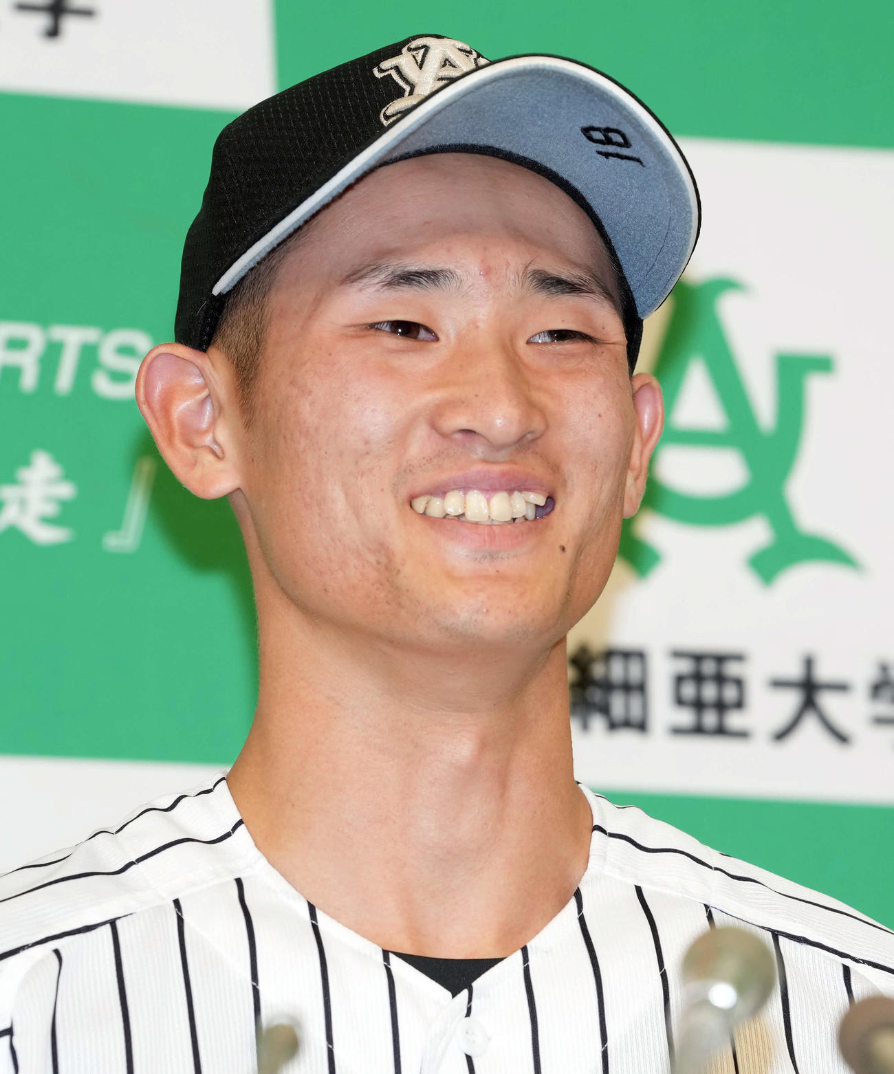 会見でホッとした表情を見せる亜大・草加（撮影・たえ見朱実）