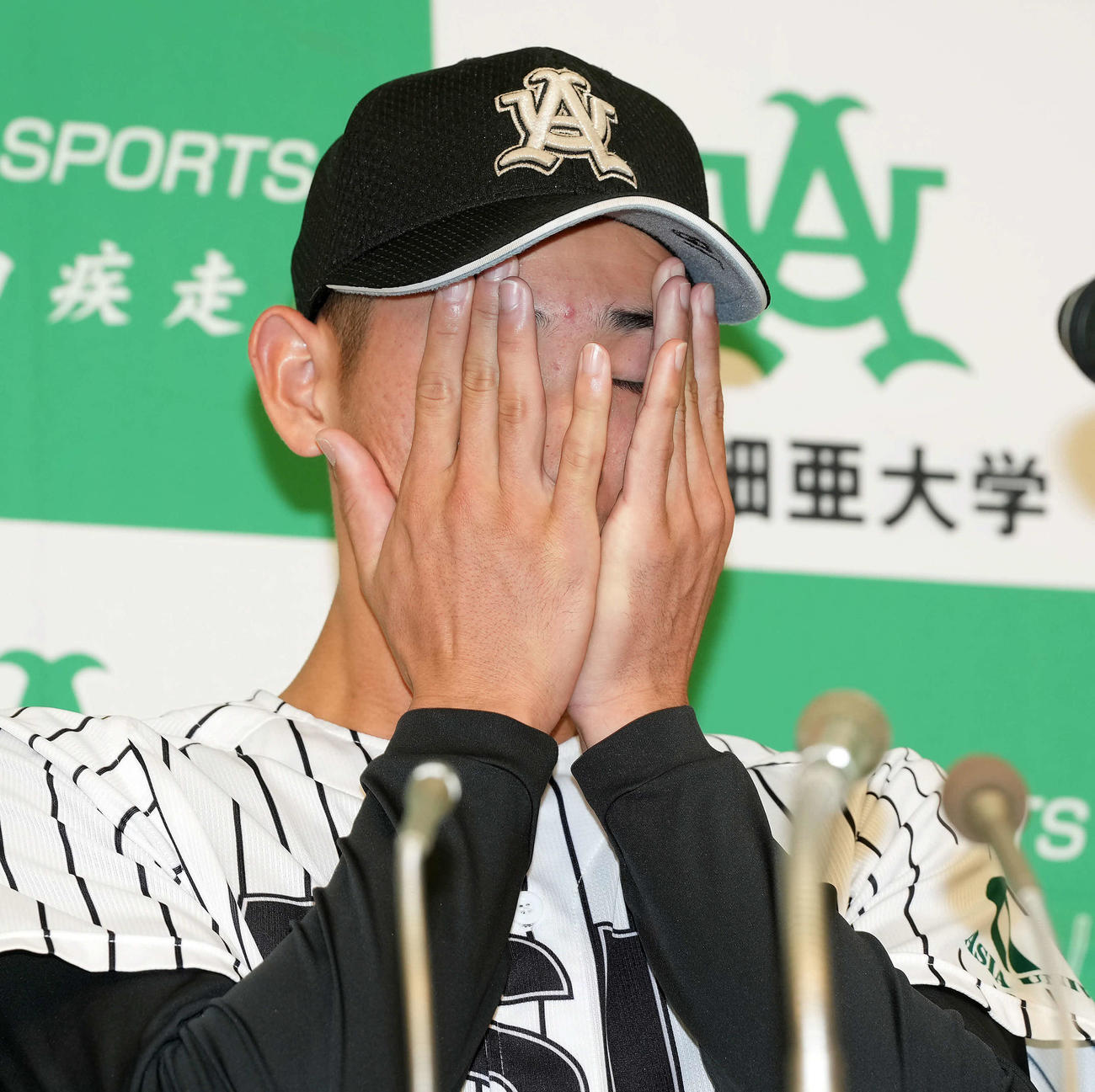 会見でホッとした表情を見せる亜大・草加（撮影・たえ見朱実）
