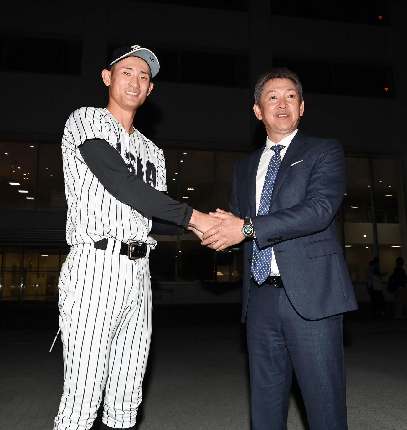 ドラフト会議から駆けつけた中日立浪監督と握手を交わす亜大・草加（撮影・たえ見朱実）