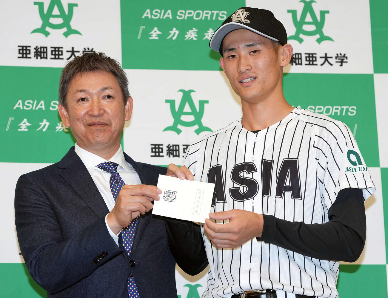 中日立浪監督（左）と交渉権確定のくじを手に記念撮影する、1位指名の亜大・草加（撮影・たえ見朱実）