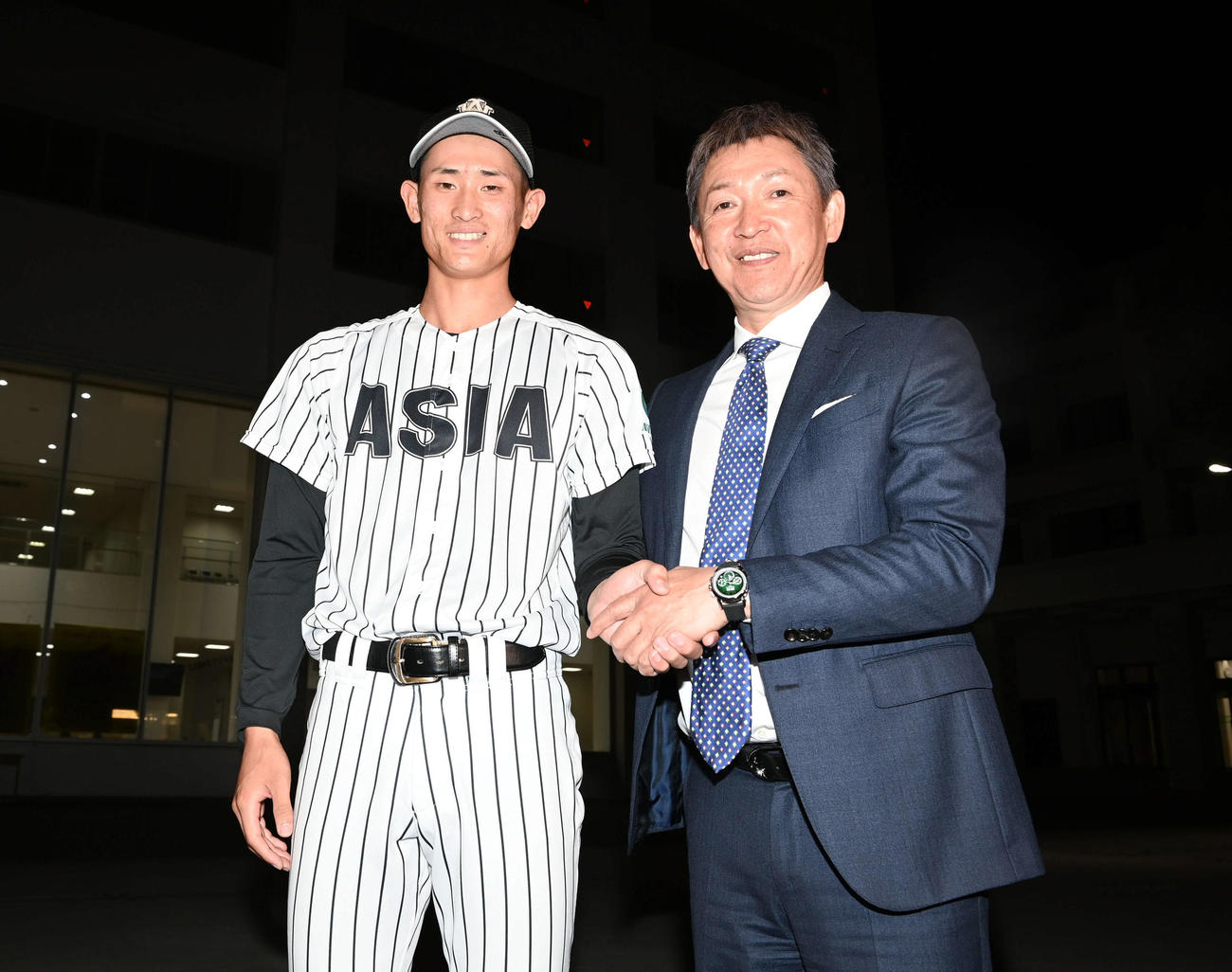 ドラフト会議から駆けつけた中日立浪監督（右）と握手を交わす1位指名の亜大・草加（撮影・たえ見朱実）