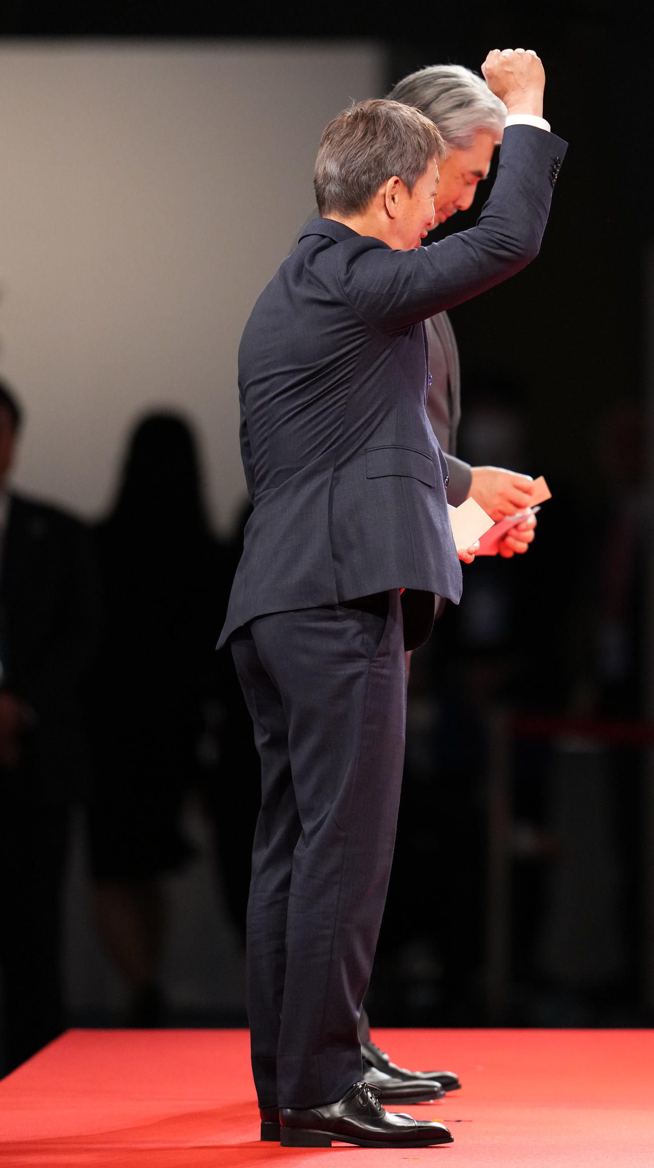 亜大・草加への交渉権を獲得しガッツポーズする中日立浪監督。右はロッテ吉井理人監督（撮影・横山健太）