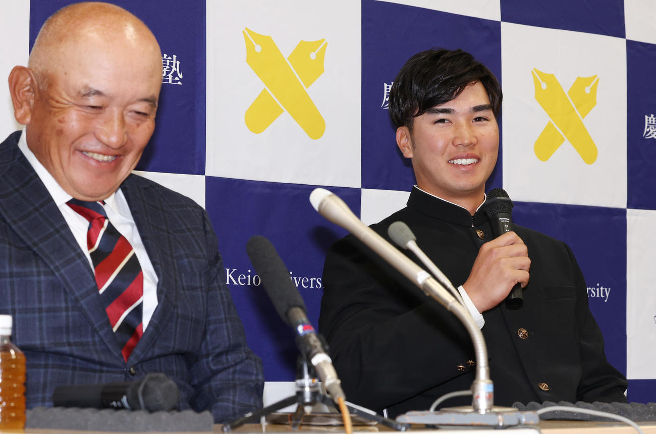 ソフトバンクから3位指名を受け会見する慶大・広瀬。左は堀井監督（撮影・野上伸悟）