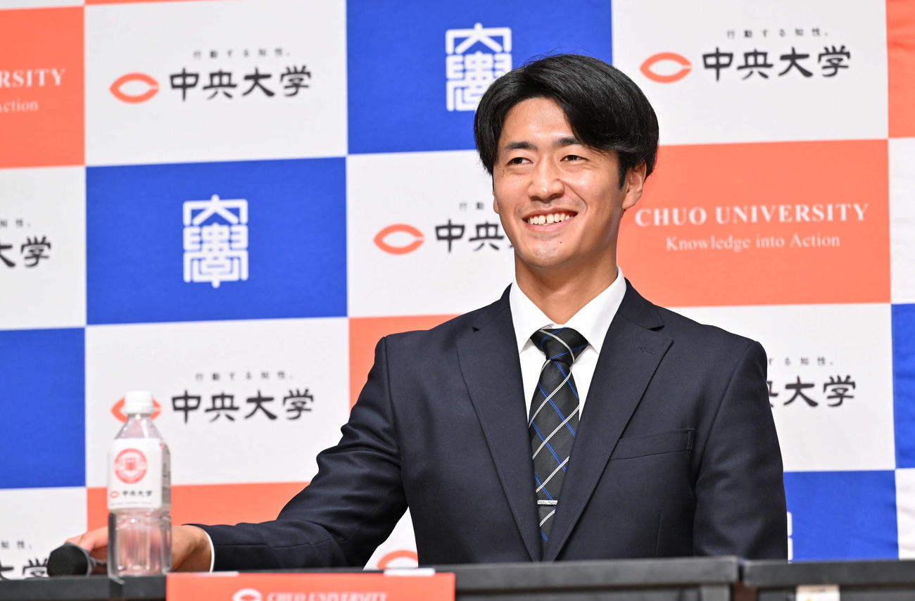 笑顔で会見する巨人ドラフト1位で指名された中大・西舘（撮影・滝沢徹郎）