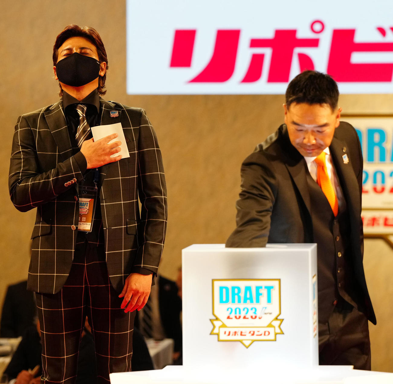 プロ野球ドラフト会議で中大・西舘をドラフト1位指名し、胸にくじをやる日本ハム新庄監督（左）。右は巨人阿部監督（撮影・江口和貴）