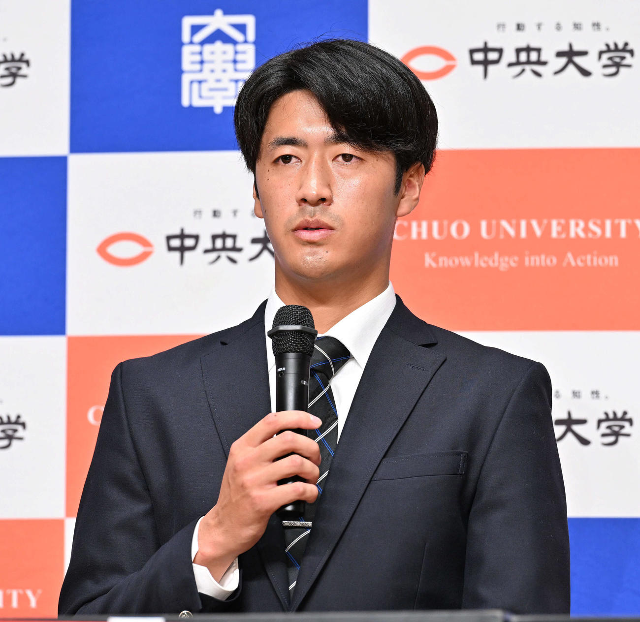 巨人からドラフト1位で指名され会見する中大・西舘（撮影・滝沢徹郎）