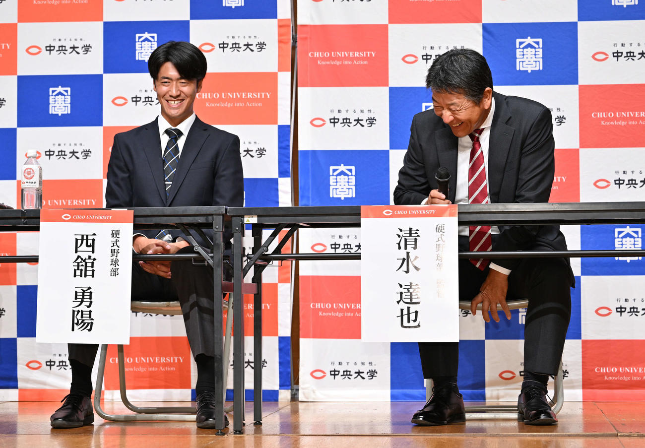巨人からドラフト1位で指名された中大・西舘（左）は清水監督から祝福され笑顔を見せる（撮影・滝沢徹郎）