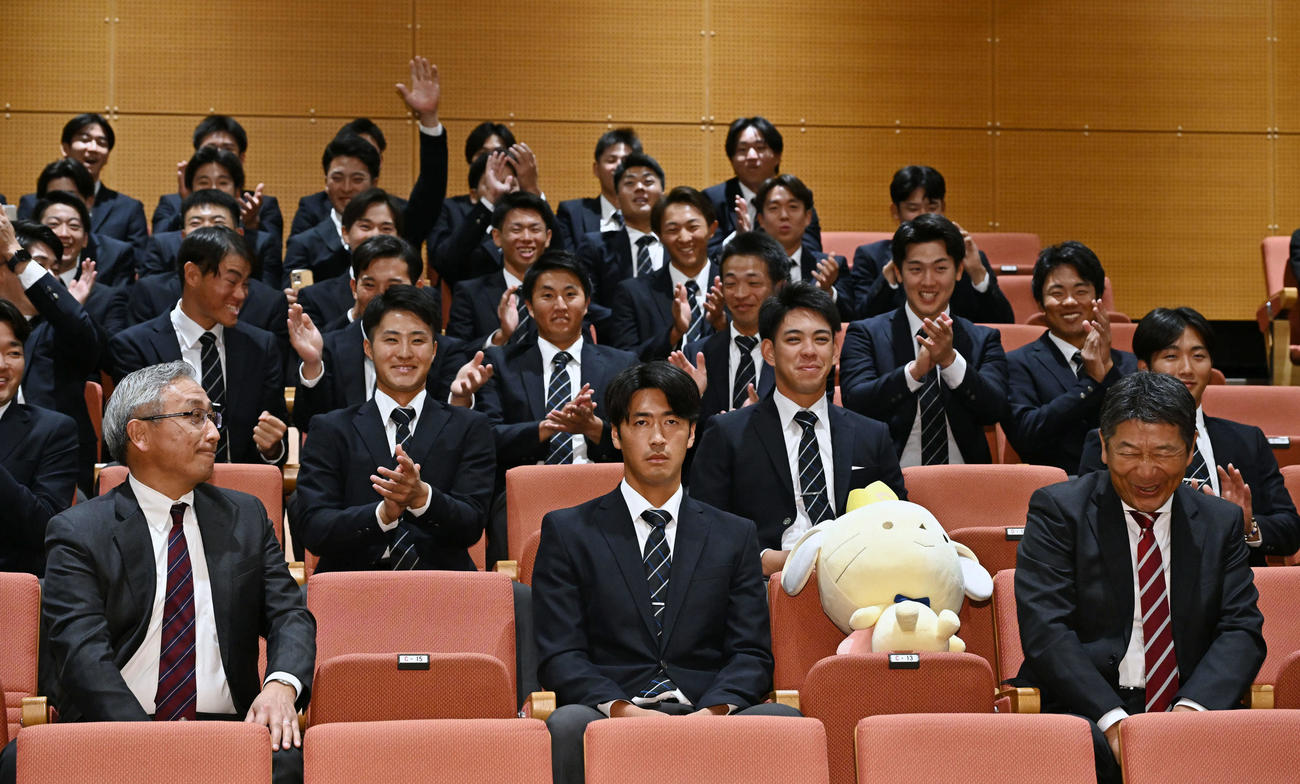 巨人からドラフト1位で指名されチームメートから祝福される中大・西舘（前列中央）（撮影・滝沢徹郎）