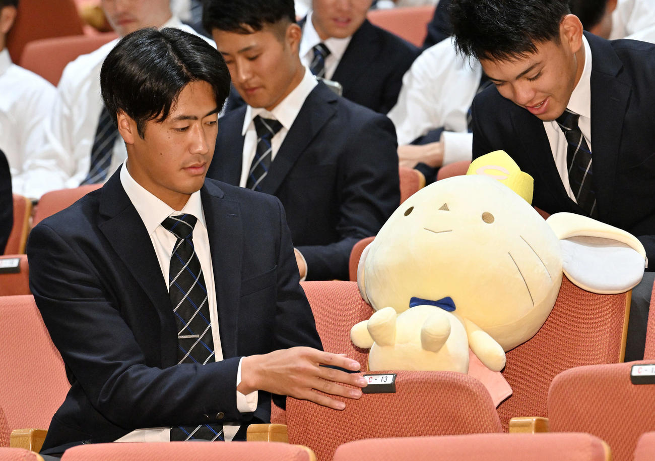 中大マスコットのチュー王子を椅子に座らせる西舘（手前）（撮影・滝沢徹郎）