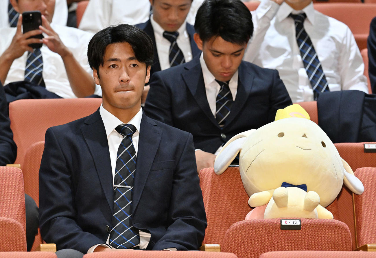 中大マスコットのチュー王子とドラフト会議を待つ西舘（手前）（撮影・滝沢徹郎）