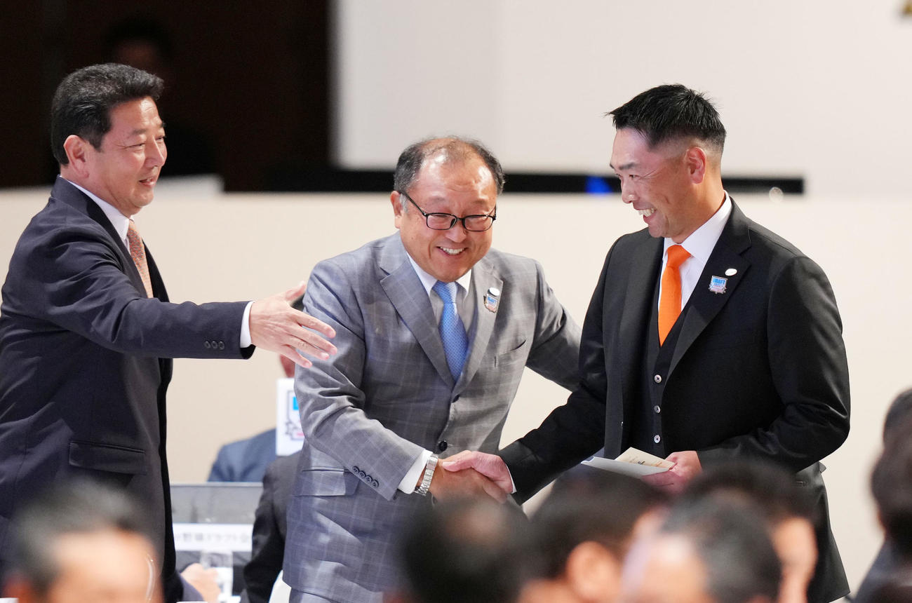 中大・西舘の交渉権を獲得し、笑顔で握手を交わす巨人阿部監督（右）（撮影・横山健太）