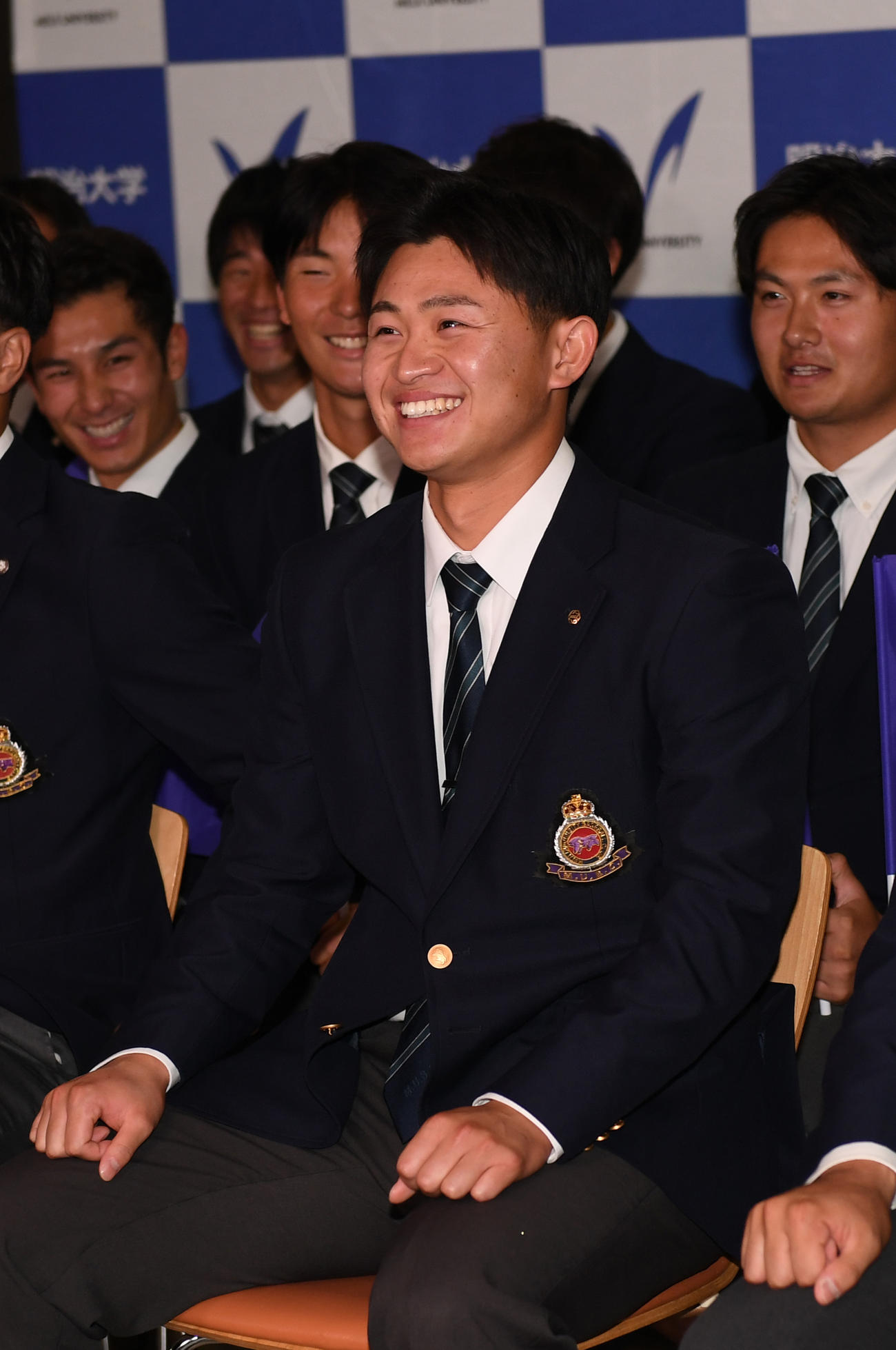 ヤクルト3位指名に明大・石原勇輝は笑顔を見せる（撮影・柴田隆二）
