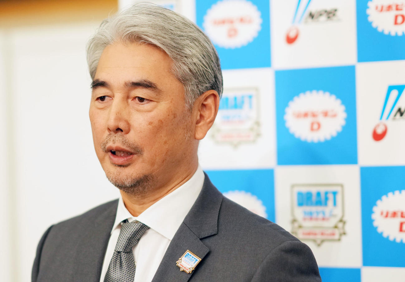 1位指名を終え取材に応じるロッテ吉井監督（撮影・横山健太）