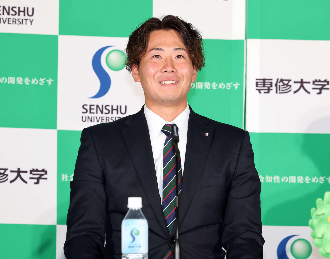 ヤクルトに1指名され笑顔を見せる専大・西舘（撮影・鈴木正人）