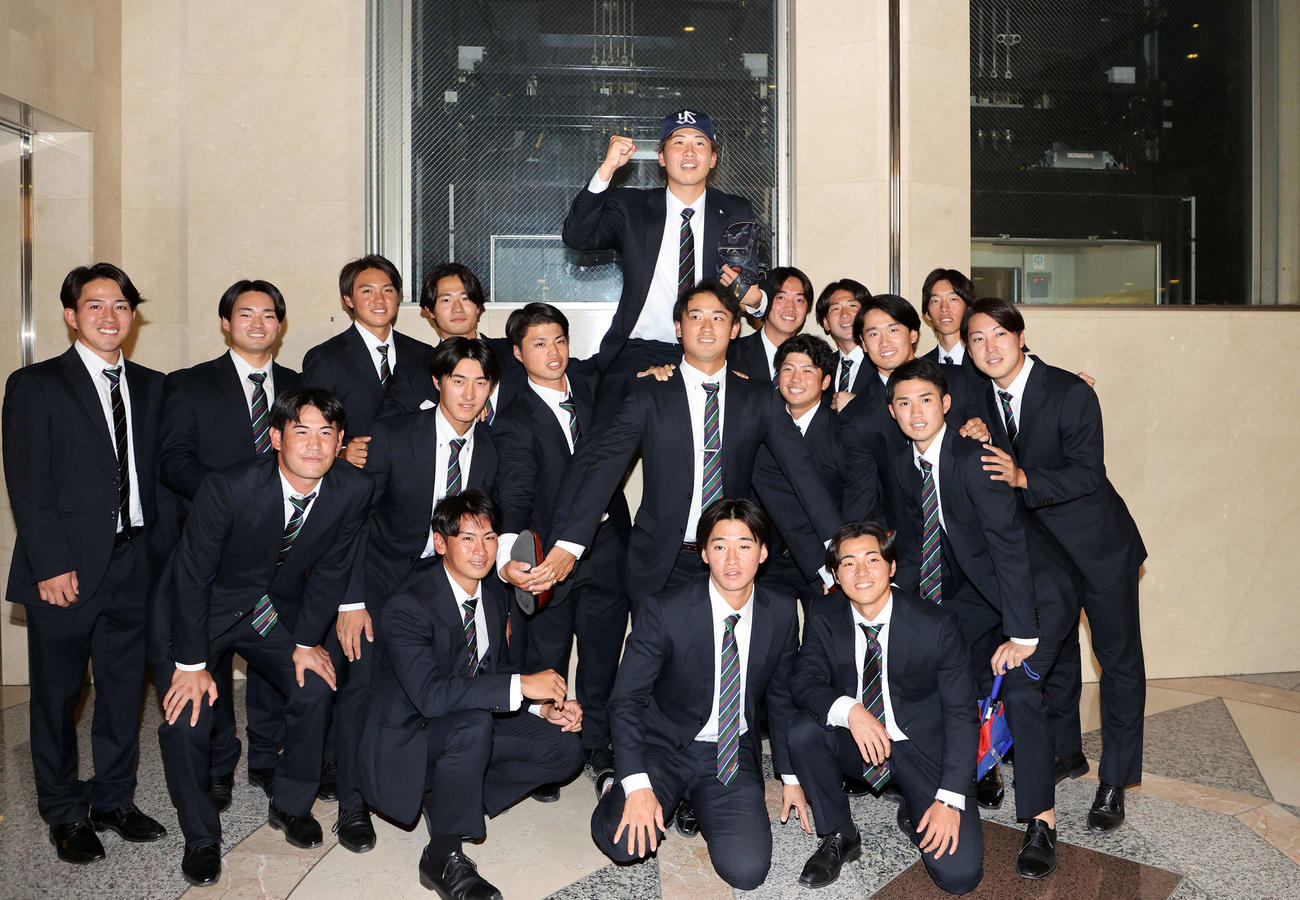 ヤクルト1位指名され笑顔でガッツポーズする専大・西舘（撮影・鈴木正人）