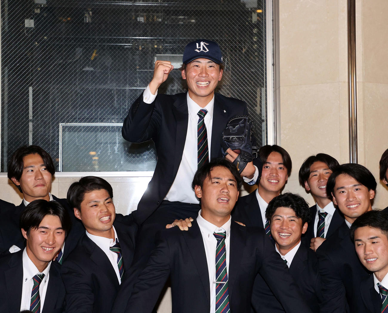 ヤクルト1位指名され笑顔でガッツポーズする専大・西舘（撮影・鈴木正人）