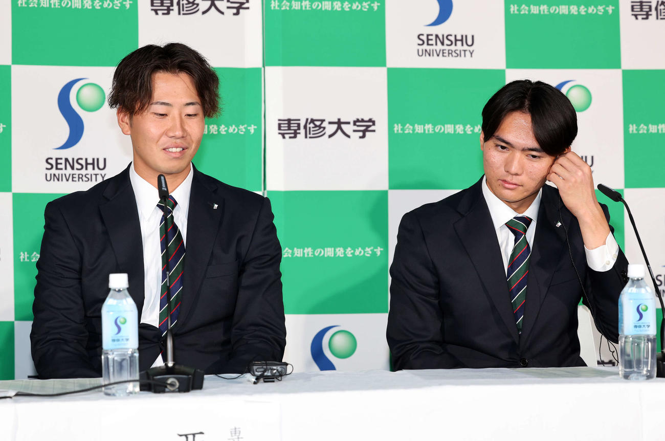会見場でドラフト指名を待つ専大・西舘（左）と西村（撮影・鈴木正人）