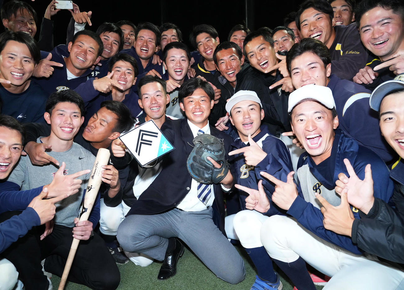 日本ハムから2位で指名を受け、笑顔でポーズをとる上武大・進藤（中央）（撮影・菅敏）