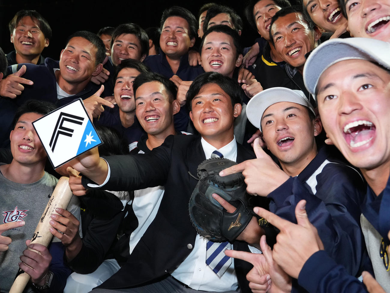 日本ハムから2位で指名を受け、笑顔でポーズをとる上武大・進藤（中央）（撮影・菅敏）