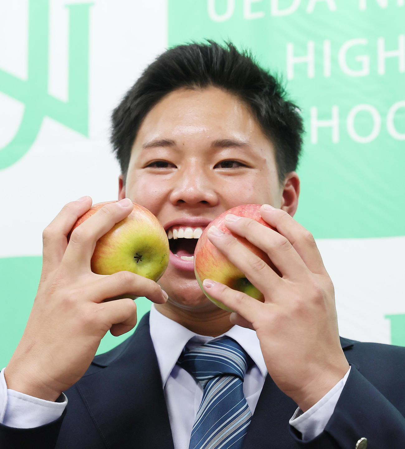 オリックスに1位指名された上田西・横山は信州のリンゴをがぶりポーズ（撮影・足立雅史）