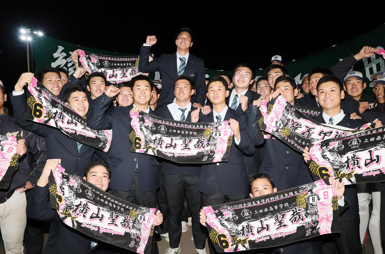 オリックスに1位指名された上田西・横山（後方中央）はチームメートの祝福に笑顔を見せる（撮影・足立雅史）