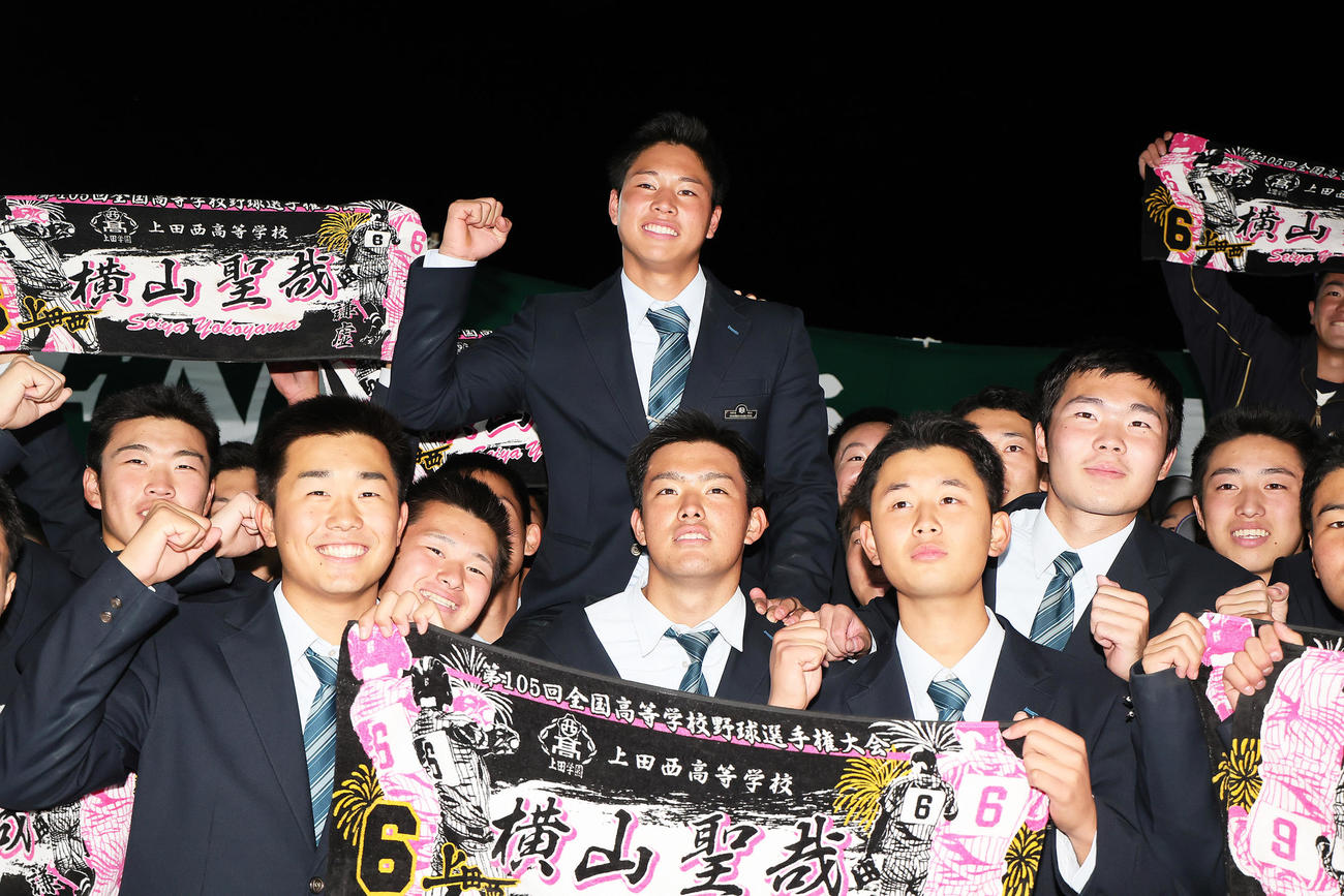 オリックスに1位指名された上田西・横山（後方中央）はチームメートの祝福に笑顔を見せる（撮影・足立雅史）