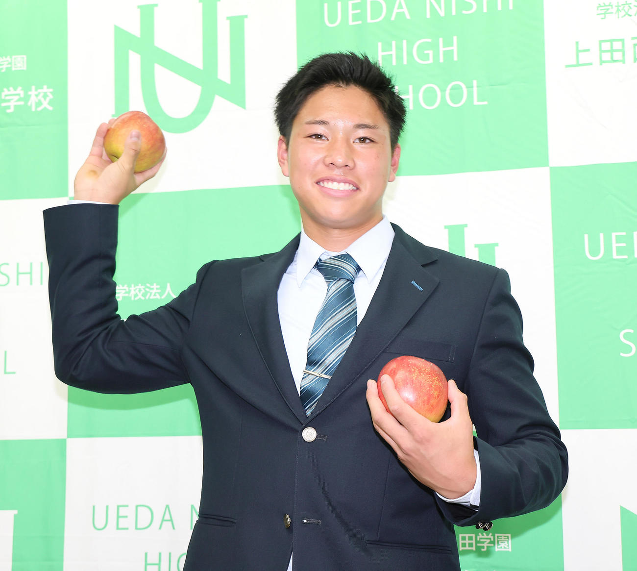 オリックスに1位指名された上田西・横山は信州のリンゴを手にポーズを決める（撮影・足立雅史）