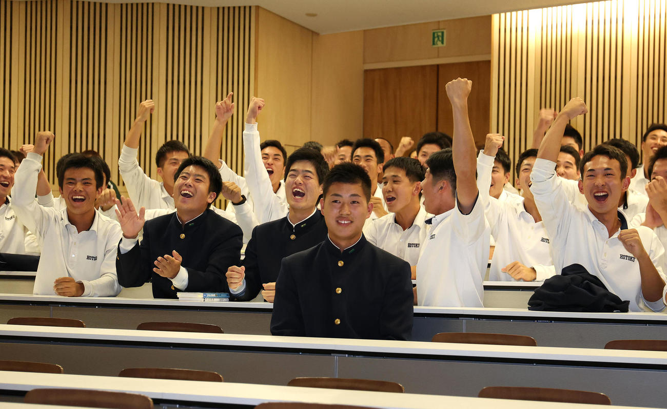 オリックスから4位指名を受けて笑顔を見せる報徳学園・堀（中央）（撮影・白石智彦）