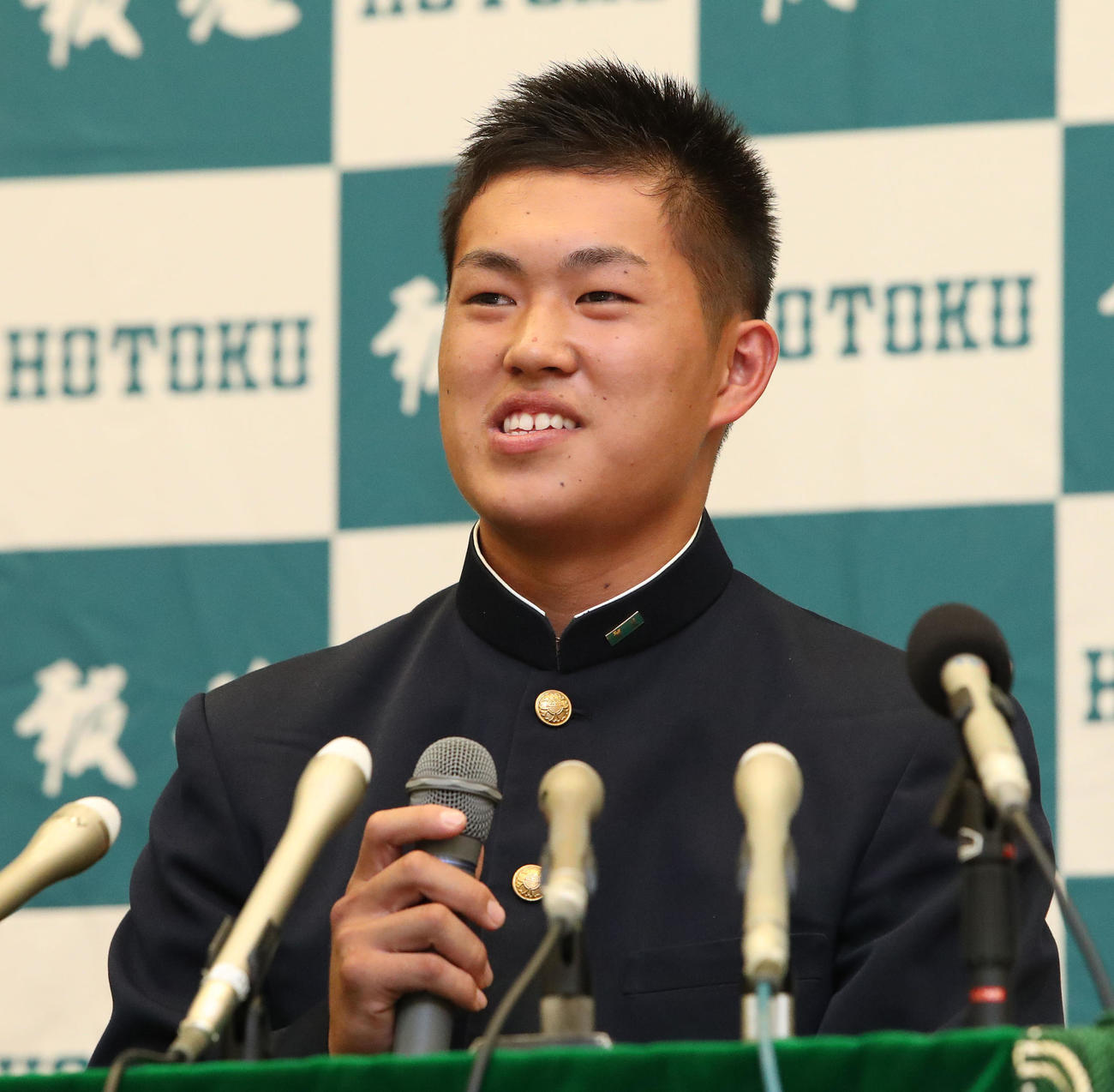 オリックスから4位指名を受けて笑顔で記者会見する報徳学園・堀（撮影・白石智彦）