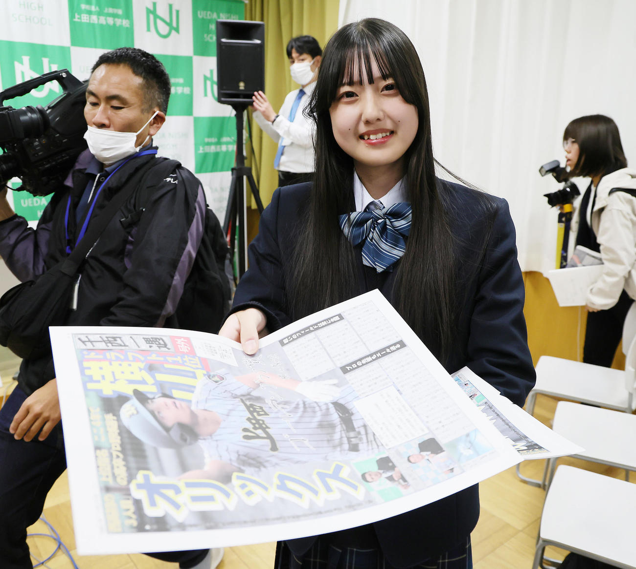 オリックスに1位指名された上田西・横山の号外を配る新聞委員会の生徒（撮影・足立雅史）