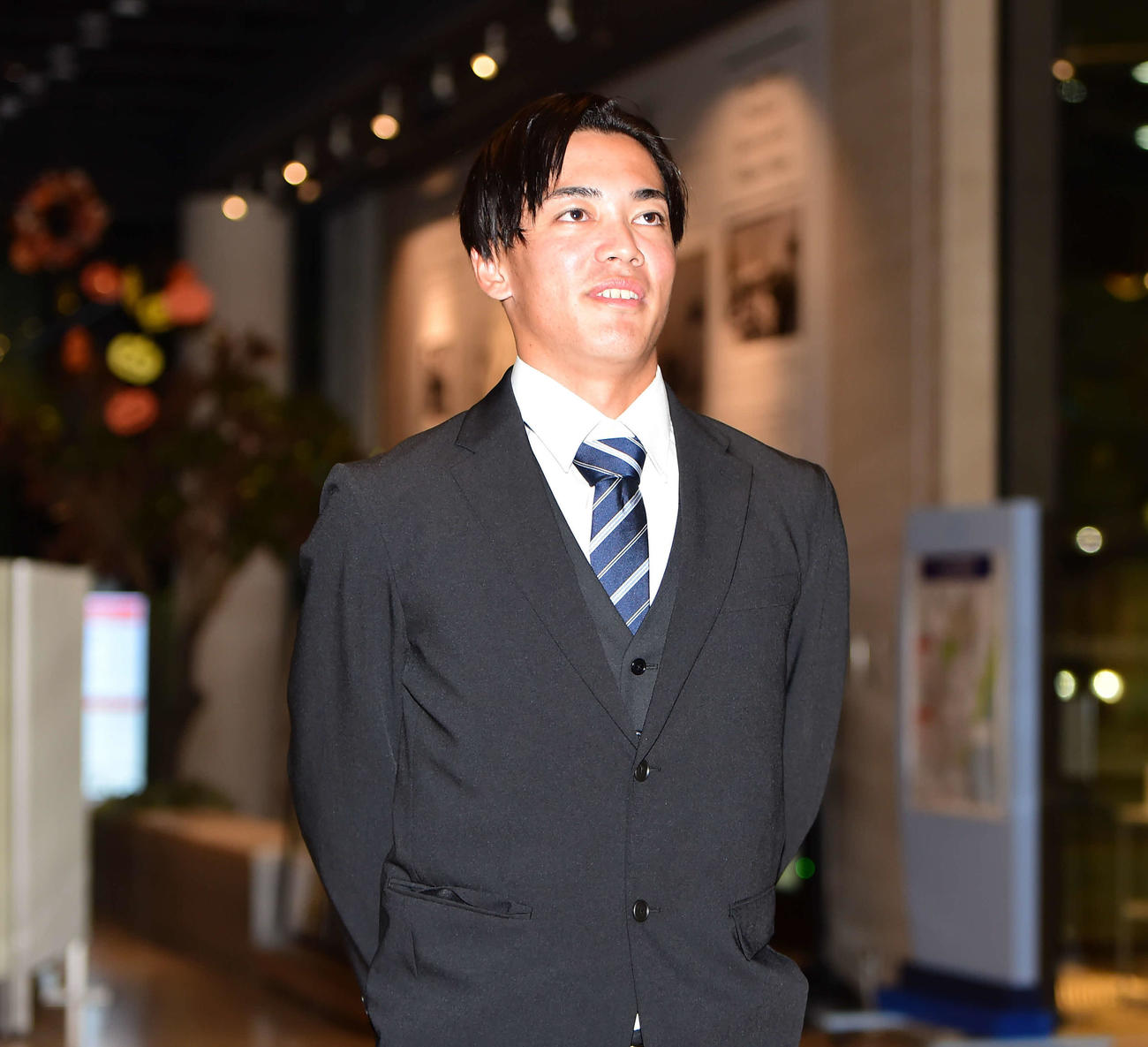 ヤクルトから5位指名を受け、会場に訪れたファンにあいさつをするBC新潟伊藤