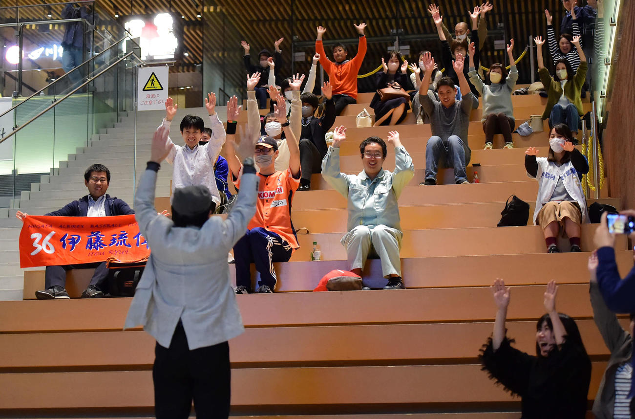 BC新潟の伊藤がヤクルトから5位指名を受け、歓喜するBC新潟ファン