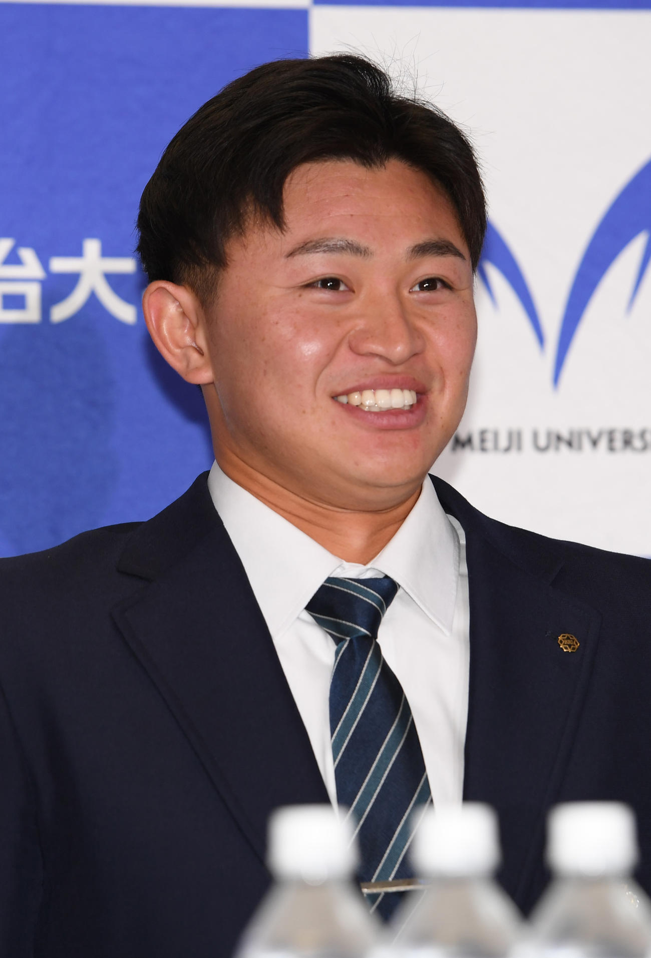 ヤクルト3位指名に明大・石原勇輝は笑顔で会見する（撮影・柴田隆二）