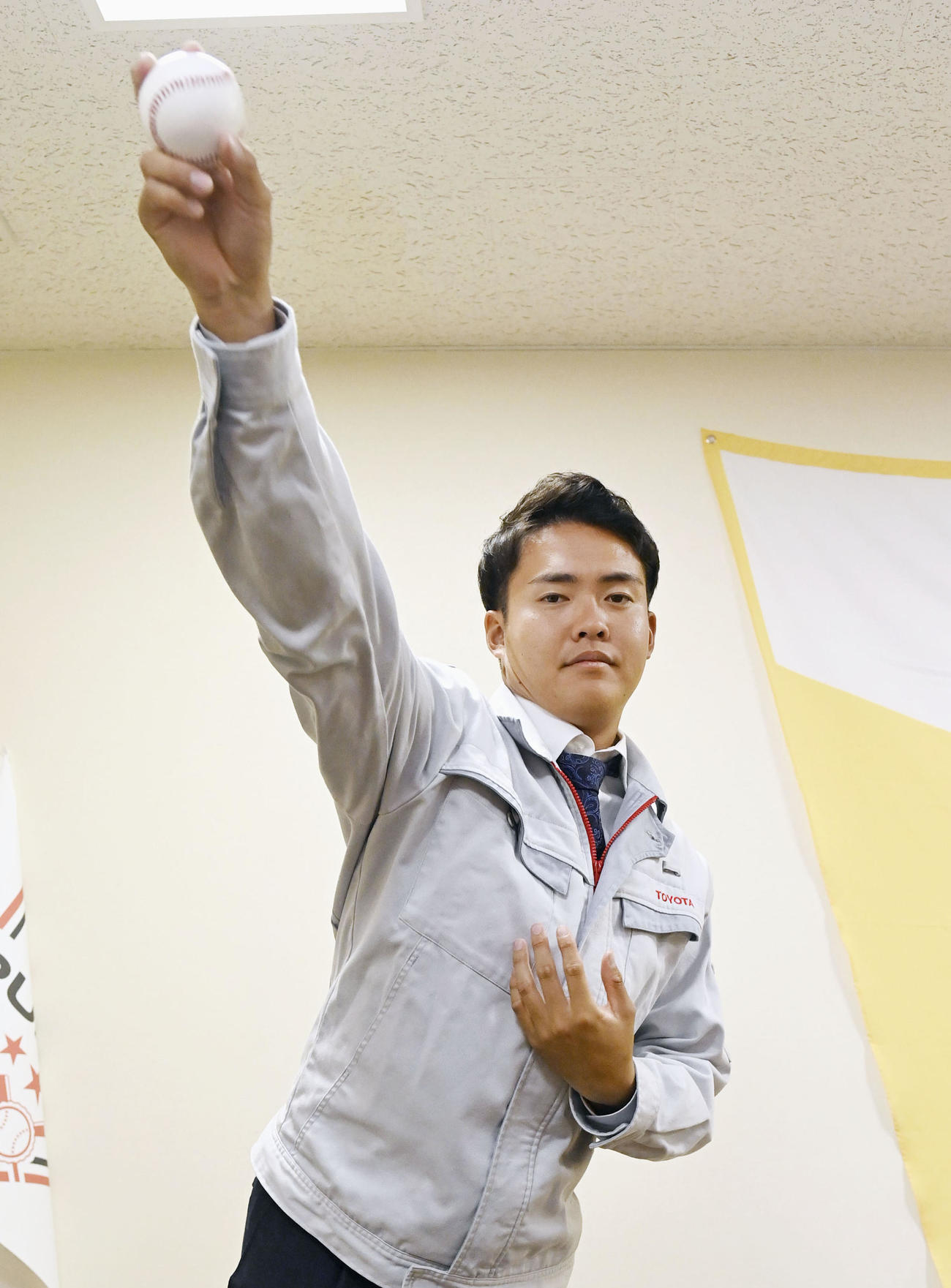 ヤクルトから2位指名を受け、ポーズをとるトヨタ自動車の松本健吾投手（共同）